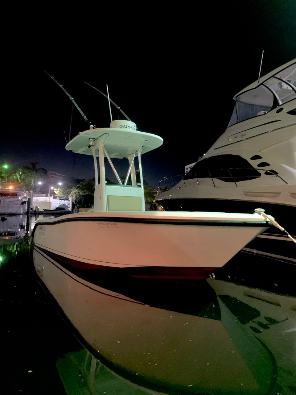 Martín Pescador en marina de noche