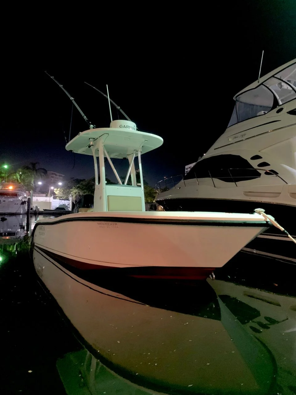 Martín Pescador en marina de noche